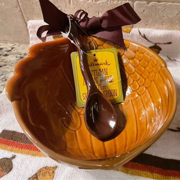 Hallmark Fall Thanksgiving Autumn Acorn Ceramic Bowl with Serving Spoon Set of 2 - Picture 2 of 5